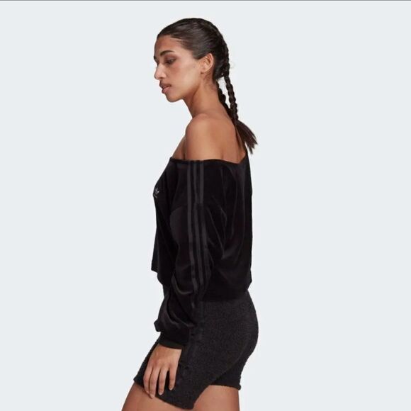 adidas Originals 'Relaxed Risqué' velour off the shoulder sweatshirt in black - Picture 3 of 7